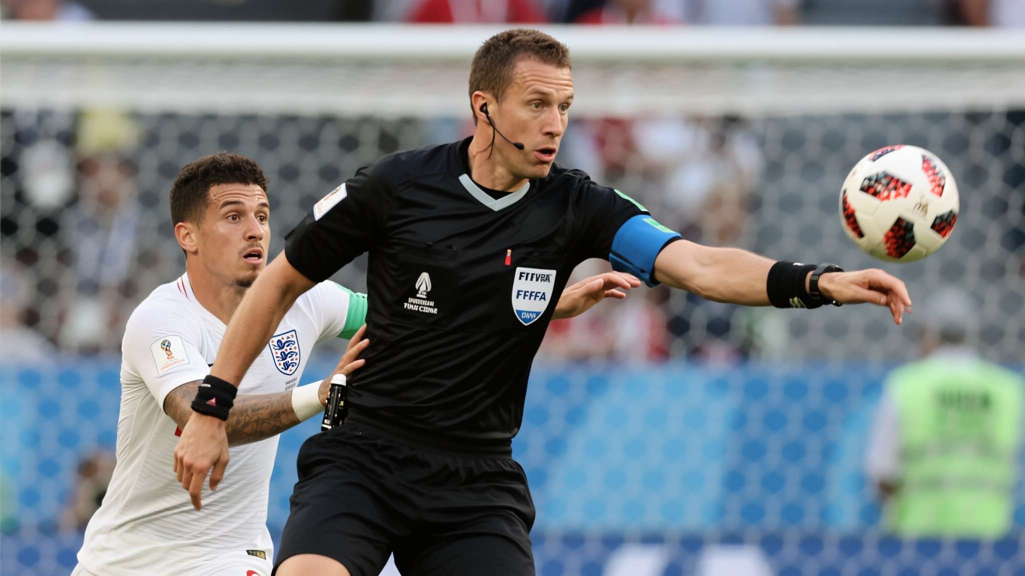 守门员禁区外手球怎么判 第二,球的运行轨迹和距离同样重要。 若来球距离极近,球员根本没有足够的反应时间来